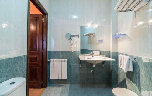 un bagno con lavandino e WC di Hotel Casa Reboiro a Monforte de Lemos