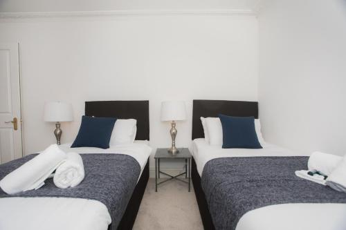 Cama o camas de una habitación en Spacious Apartments