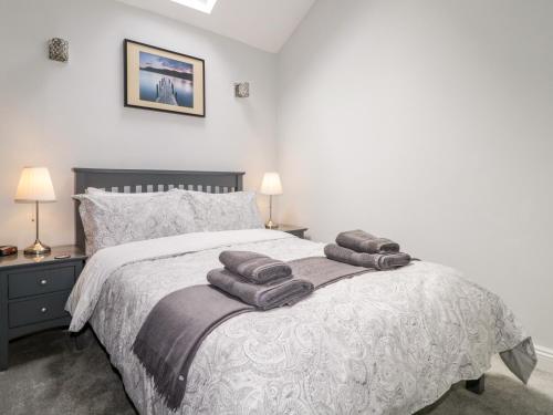 sypialnia z łóżkiem z ręcznikami w obiekcie The Old Hayloft w mieście Keswick