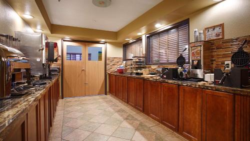 a bar in a restaurant with a counter at Best Western Alexandria Inn in Alexandria