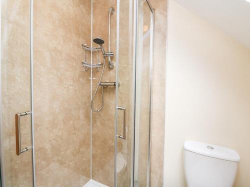 eine Duschkabine im Bad mit WC in der Unterkunft Bugaboo Cottage in Weem