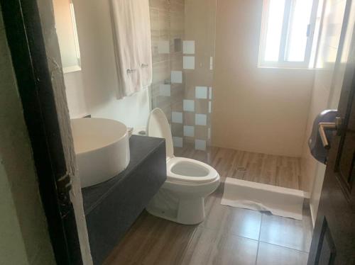 Ένα μπάνιο στο Motel Pedregal Suites