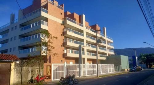 Praia Apto Novo e arejado com uma ampla sacada gourmet Menor preço em Praia Apto Novo e arejado com uma ampla sacada gourmet