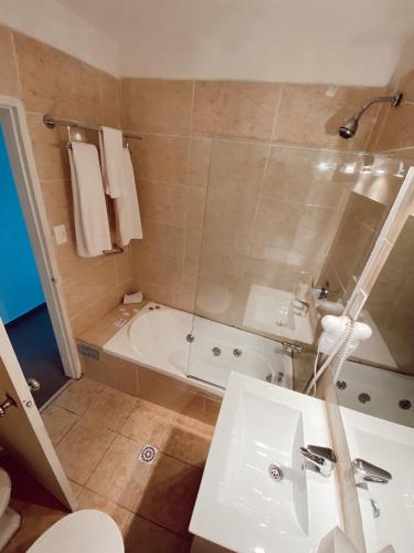 Un baño de Punta del Este Shelton Hotel