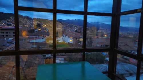 - une vue sur la ville depuis la fenêtre dans l'établissement The Chusay Rooftop, à Cusco