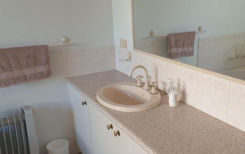 um balcão de casa de banho com um lavatório e um espelho em Quiet Room own Bathroom at home in Golden Square em Golden Square