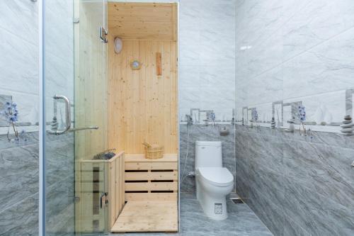 Kylpyhuone majoituspaikassa Asagari Dalat