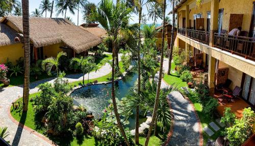 Ein Blick auf den Pool von der Unterkunft Bamboo Village Beach Resort & Spa oder aus der Nähe