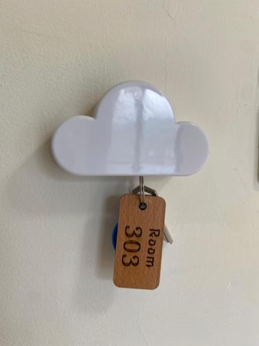 a light with a tag on a cloud on a wall at Summer Grass B&B 台東縣民宿1729號 in Taitung City