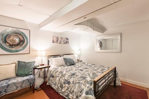 a bedroom with a bed and a couch at Seattle Urban Village- Unit B- Lago Vista- Lake Union- Sleeps 6 in Seattle