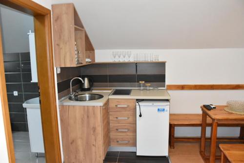Una cocina o zona de cocina en OSTROG Aparthotel KOLIBA-VLASTNIŠTVO MANASTIRA OSTROG