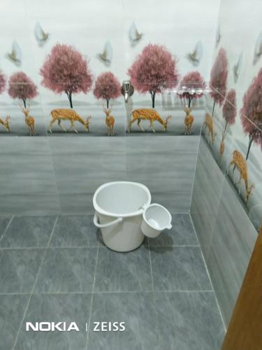 uma representação de uma casa de banho com girafas e árvores em TKK Residency em Vellore