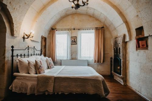 Postel nebo postele na pokoji v ubytování Melekler Evi Cave Hotel