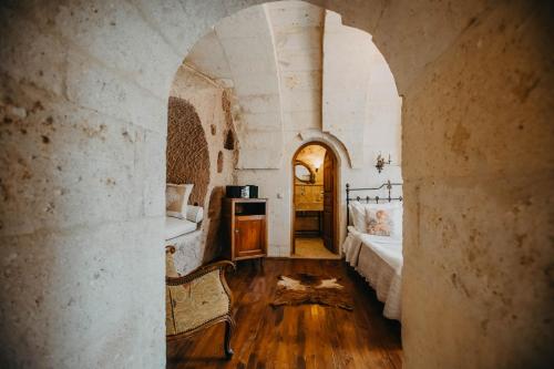 Postel nebo postele na pokoji v ubytování Melekler Evi Cave Hotel