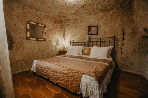 Postel nebo postele na pokoji v ubytování Melekler Evi Cave Hotel