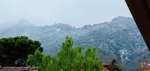 Pemandangan gunung umum atau pemandangan gunung yang diambil dari rumah percutian