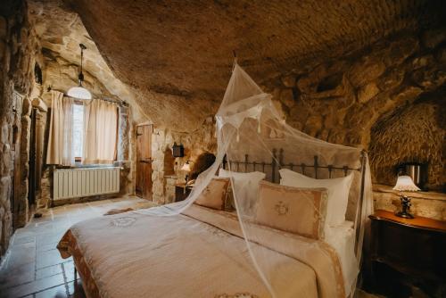 Postel nebo postele na pokoji v ubytování Melekler Evi Cave Hotel
