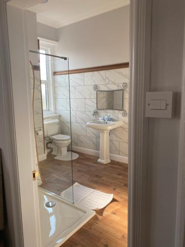 A bathroom at St Andrews House Hotel 