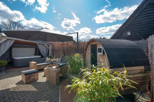 a garden with a sauna and a bath tub at Hotel het Rietershuijs in Kalenberg