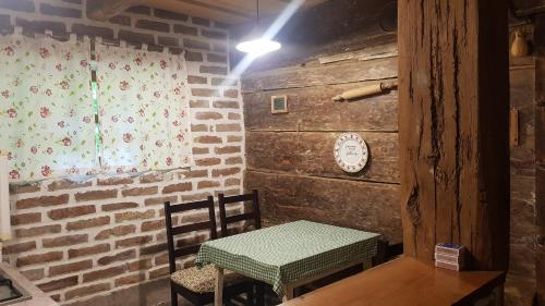 Ruang duduk di Farmica, Bed&Breakfast, Bazen izdvojen nekoliko minuta hoda