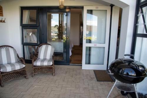 Ein Balkon oder eine Terrasse in der Unterkunft NEW LISTING - 4 Laguna Grove - Life On The Water