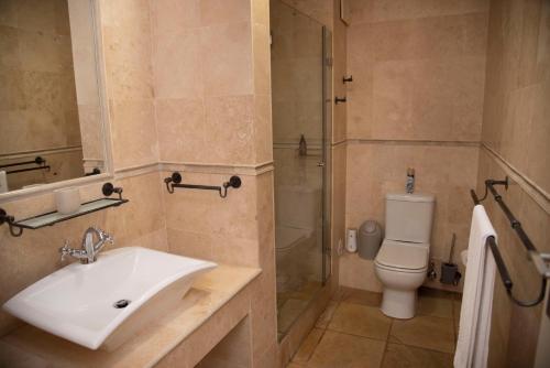 Ein Badezimmer in der Unterkunft NEW LISTING - 4 Laguna Grove - Life On The Water