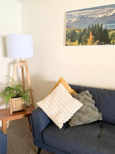 Χώρος καθιστικού στο Pukaki Lakeside Getaway NZ