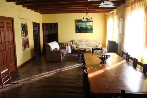 - un salon avec une table et un canapé dans l'établissement Casa Rural La Paloma - Zamora, à Manganeses de la Lampreana