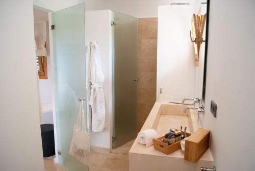 a bathroom with a sink and a mirror at Agroturismo Ses Cases de Fetget in Son Servera