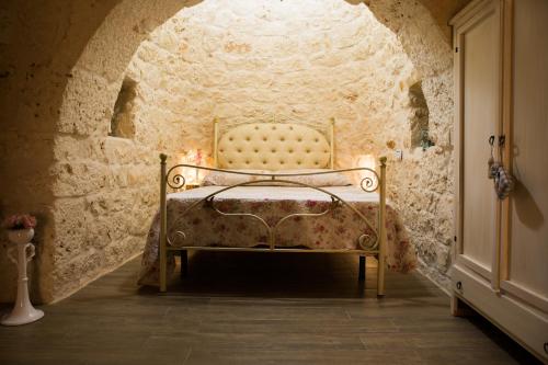 A bed or beds in a room at Il Trullo di Heidi