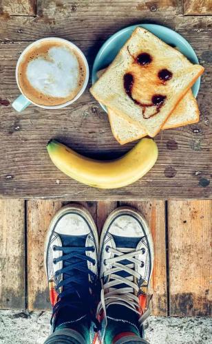 a pair of shoes and a plate of toast with a banana at Longji Terrace La vie Inn in Longsheng