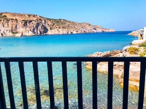 Salty Kisses and Sandy Toes, Seafront Syrmata Houses Authentic Milos Stay