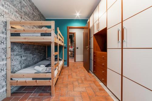 Pokój z łóżkiem piętrowym i ceglaną ścianą w obiekcie B&B Papa Leone Countryrooms w Rzymie