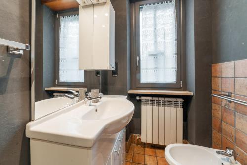 a bathroom with a sink and a toilet and window at B&B Papa Leone Countryrooms in Rome