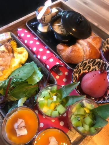 a tray of different types of food on a table at Matin de Saône in Fontaines-Saint-Martin