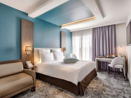 Postel nebo postele na pokoji v ubytování Mercure Cabourg Hôtel & Spa