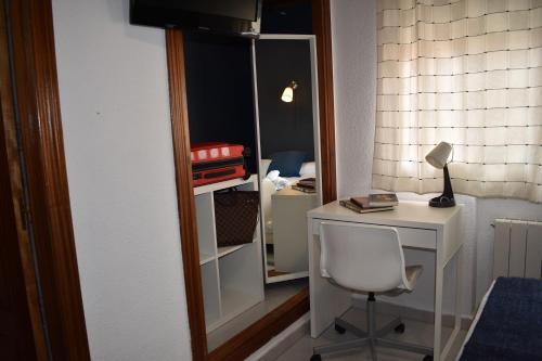 a small room with a desk and a chair at Hotel El Ancla in Villanueva de la Cañada