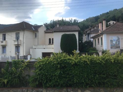 a house with a wreath on the side of it at Hébergements à La Rive, Accueil ouvert tous les jours jusqu'à 20h00 dernier délai, depuis 30 ans ! Réserver ici svp ! Merci ! Aucun règlement à distance accepté, Paiement par CB, Espèces, Chèque ou Chèques-Vacances impérativement à la remise des clefs ! in Amélie-les-Bains-Palalda