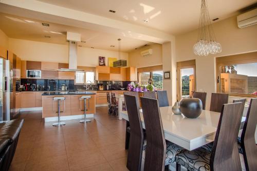 Luxury 6-Bedroom Villa With Private Pool- Villa Prigipessa