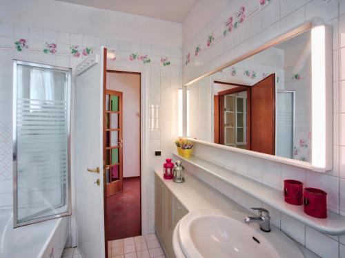a bathroom with a sink and a mirror at Casa Garibaldi con Terrazzo e Parking, Mare 1 min in San Vincenzo