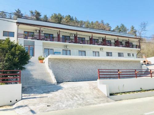Gallery image of PENSIUNEA ROZELOR in Eşelniţa