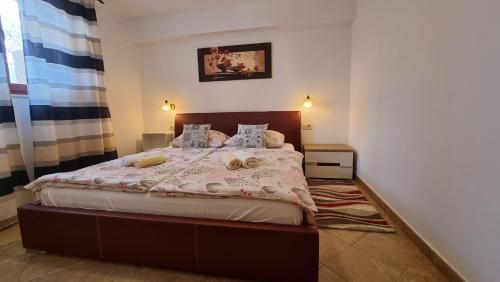 マリンスカにあるApartmani Sidroのベッドとタオル2枚のある寝室