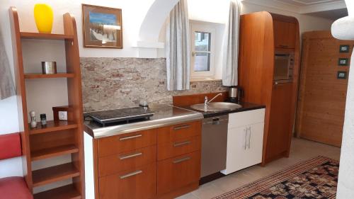 eine kleine Küche mit einer Spüle und einer Theke in der Unterkunft Ferienhaus und Apartment Idolsberg in Idolsberg