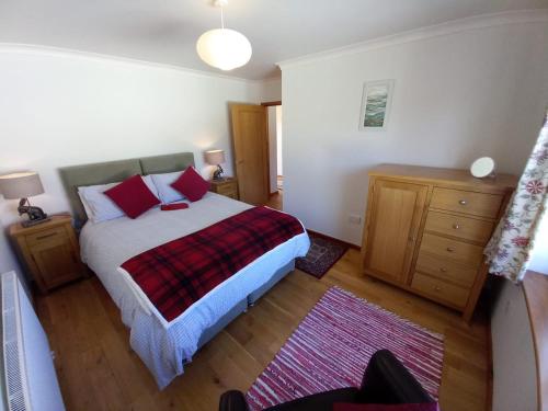 Postel nebo postele na pokoji v ubytování Skye Getaways Self Catering Accommodation