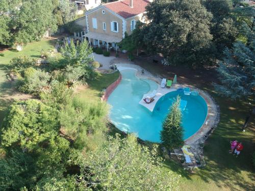 Vista de la piscina de La P'tite Bulle d'enFer o d'una piscina que hi ha a prop