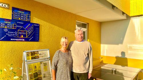 a man and a woman standing in a kitchen at i-Motel in Obertshausen