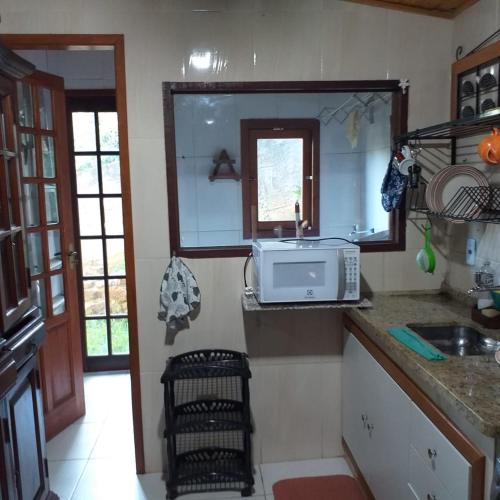 Dapur atau dapur kecil di Lumiar linda vista das montanhas, com lareira, churrasqueira, wifi, Tv a cabo, casa ampla, arejada jardim pertinho do centro de Lumiar e de cachoeiras