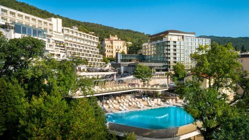 ein Resort mit einem Pool und einigen Gebäuden in der Unterkunft Grand Hotel Adriatic in Opatija