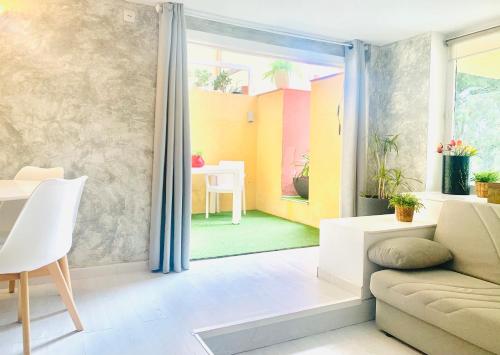sala de estar con sofá y puerta corredera de cristal en Panoramic Apartments Sitges, en Sitges