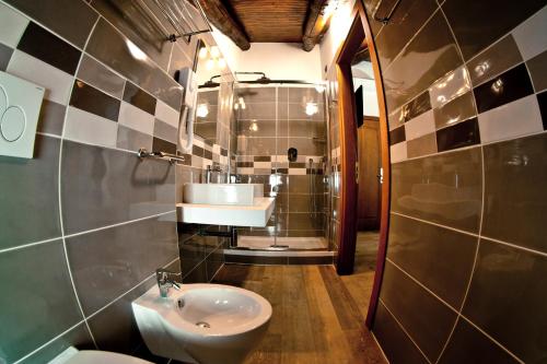 a bathroom with a sink and a toilet at Agriturismo Cascina del Vai in Cairo Montenotte
